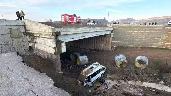 Tuzla'da Servis Aracı Dere Yatağına Uçtu
