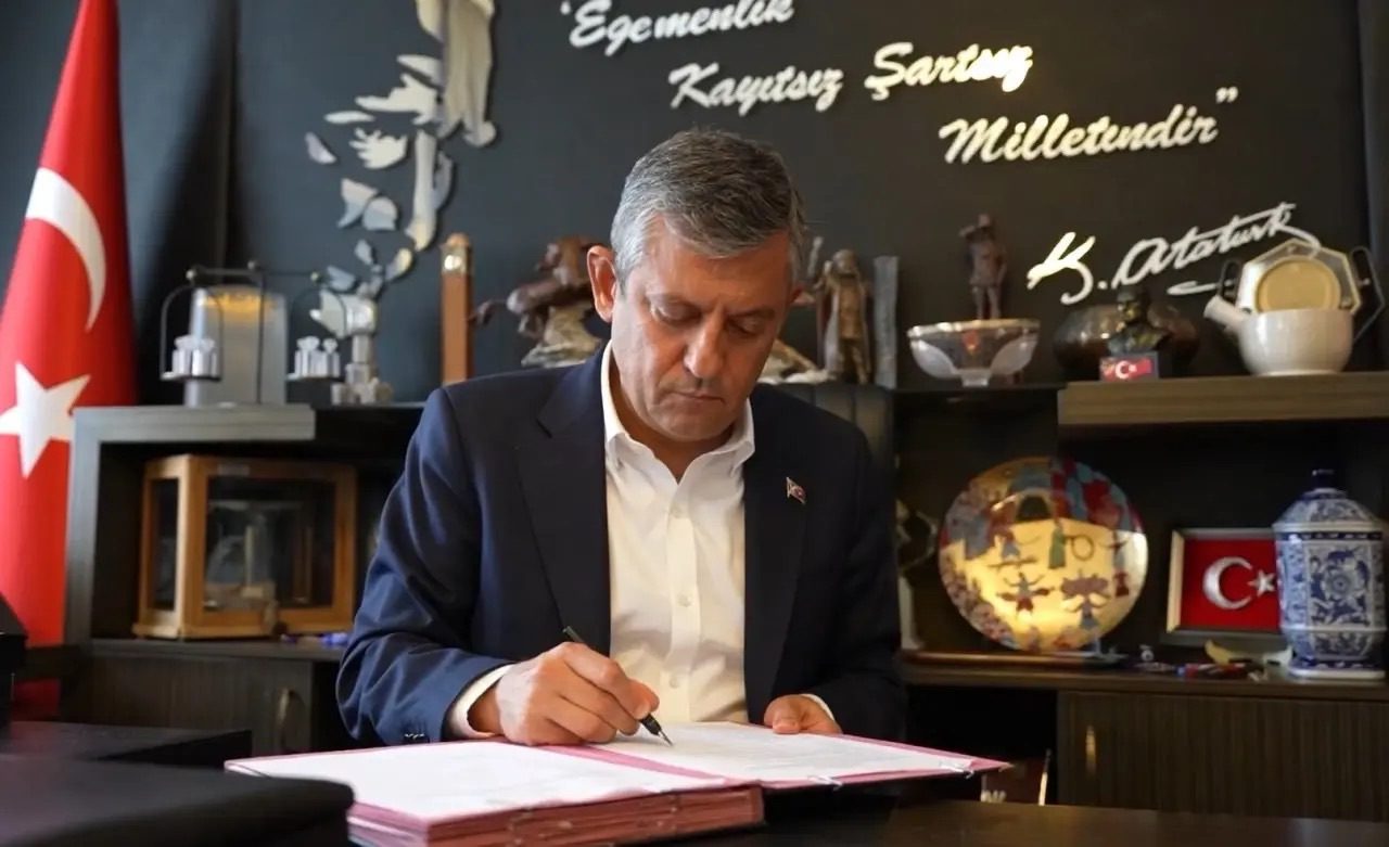 Özgür Özel ve 91 Milletvekili CHP’den Ayrıldı: Yeni Parti Resmen Kuruluyor