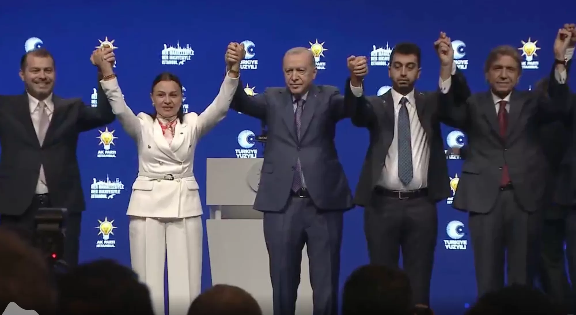 Tuzla Belediye Başkanı Eren Ali Bingöl AK Parti'ye geçti.